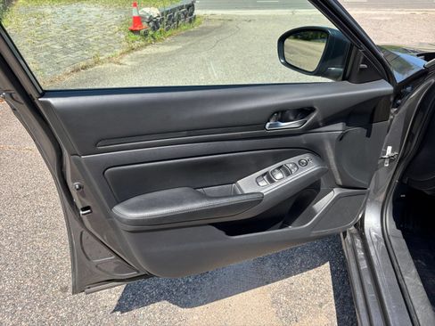 Used 2025 Nissan Altima 2.5 SV FWD image 15
