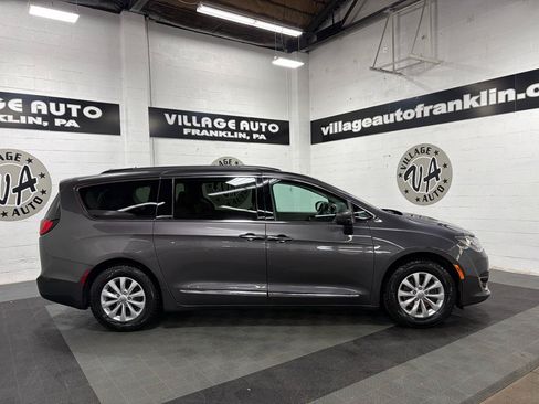 Used 2017 Chrysler Pacifica Touring-L FWD image 2
