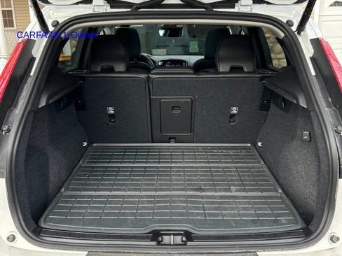 Certified 2024 Volvo XC40 B5 Plus w/ Climate Package image 11