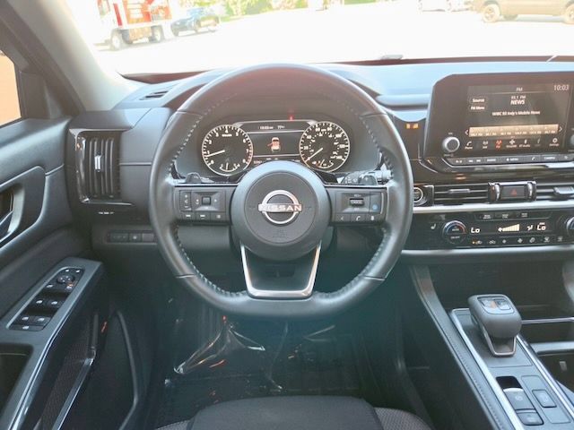 Used 2023 Nissan Pathfinder SV AWD/4WD image 16