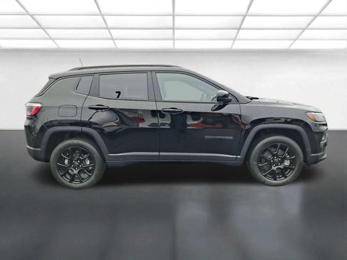 New 2026 Jeep Compass Latitude image 2