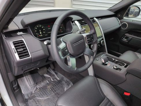 Used 2025 Land Rover Discovery S image 14