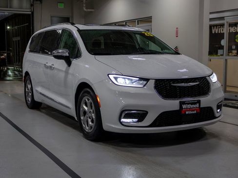 Used 2023 Chrysler Pacifica Limited image 5