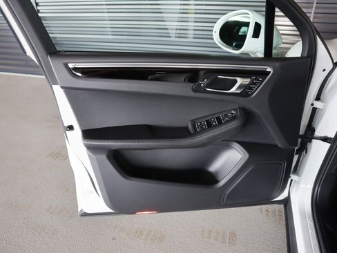 Certified 2023 Porsche Macan AWD/4WD image 22