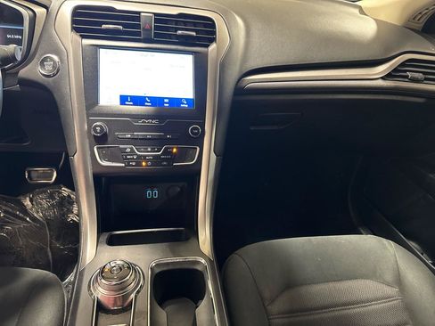 Used 2020 Ford Fusion SE FWD image 19