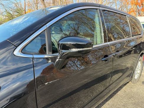 New 2026 Chrysler Pacifica Select image 4