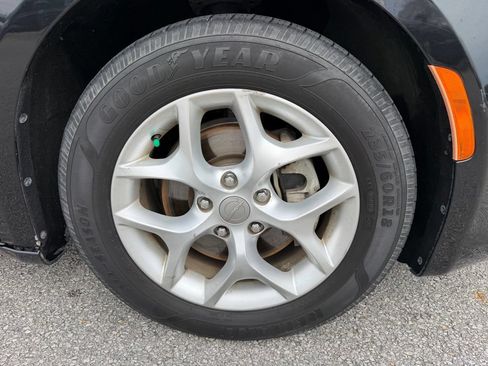 Used 2017 Chrysler Pacifica Touring-L w/ Tire & Wheel Group FWD image 16