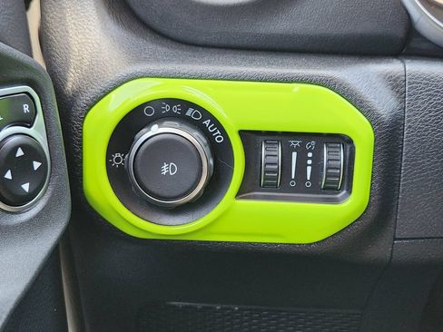 Used 2018 Jeep Wrangler Unlimited Sahara AWD/4WD image 13
