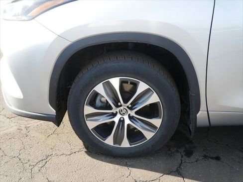 Certified 2023 Toyota Highlander XLE image 8