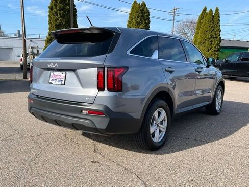 Used 2023 Kia Sorento LX image 5