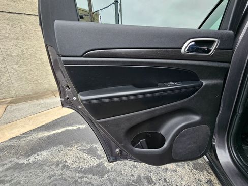 Used 2017 Jeep Grand Cherokee Altitude image 14