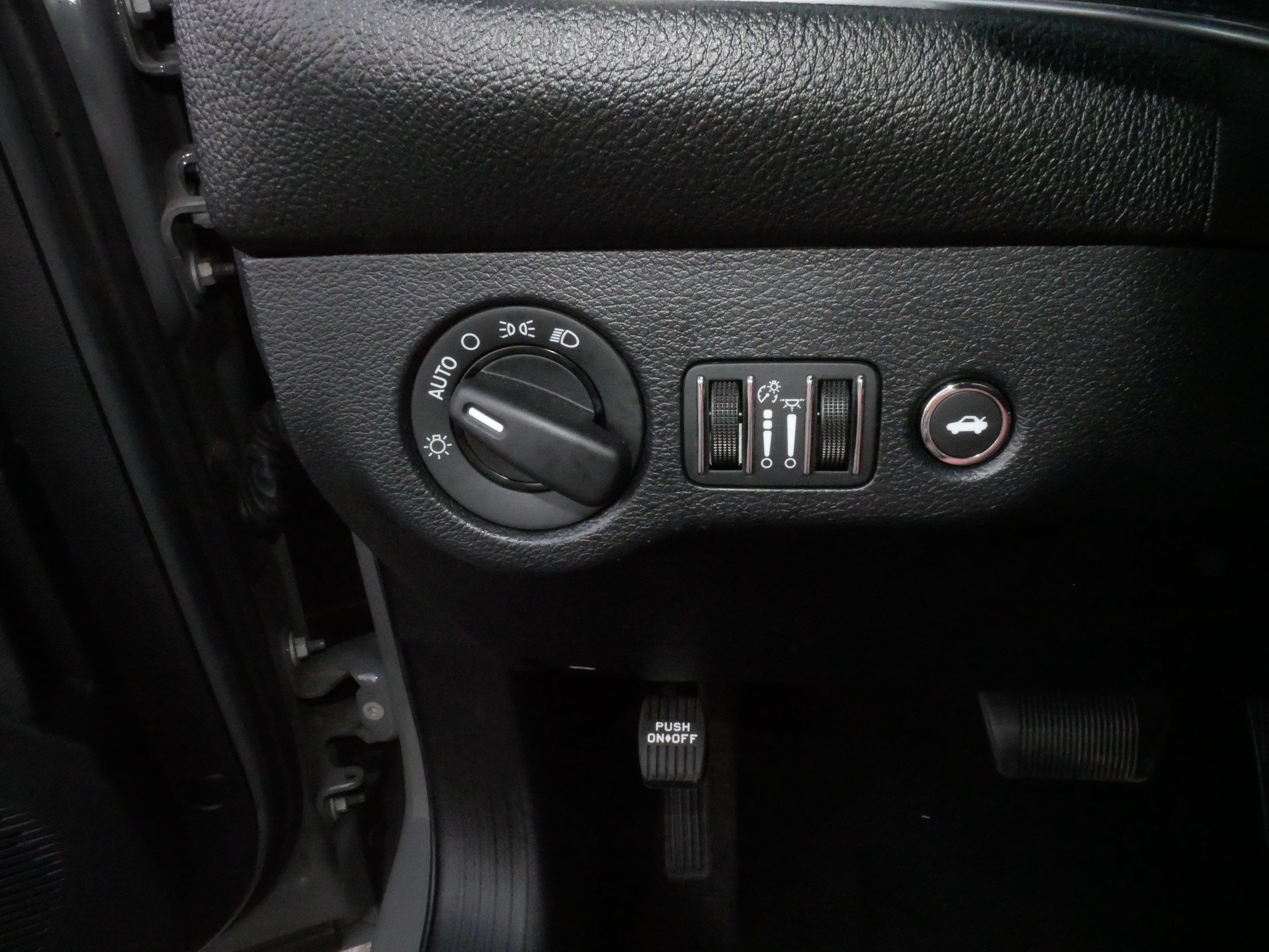 Used 2018 Dodge Challenger SXT RWD image 27