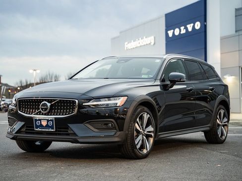 Used 2023 Volvo V60 B5 Cross Country Plus image 3