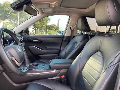 Used 2024 Toyota Highlander XLE FWD image 9
