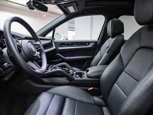 Certified 2025 Porsche Cayenne Premium Package plus image 22