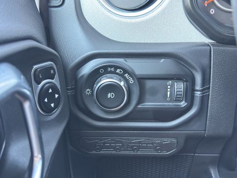 Used 2025 Jeep Wrangler Unlimited Sahara AWD/4WD image 13