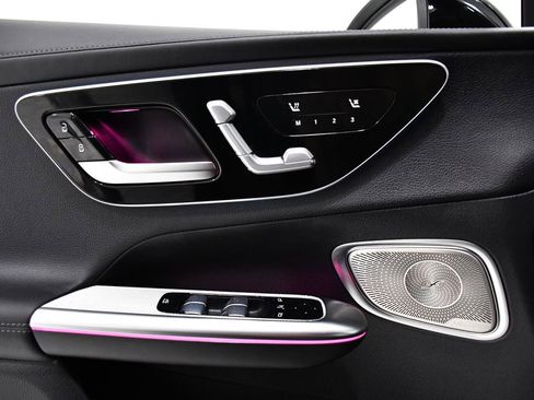 Used 2025 Mercedes-Benz GLC 300 4MATIC image 16