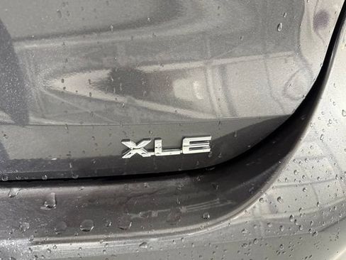 Used 2022 Toyota Highlander XLE AWD/4WD image 10
