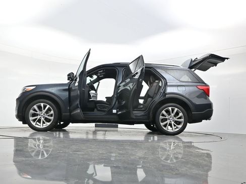 Used 2023 Ford Explorer Platinum w/ Technology Package AWD/4WD image 54