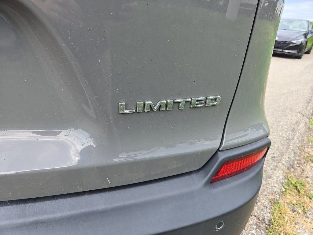 Used 2019 Jeep Cherokee Limited AWD/4WD image 6