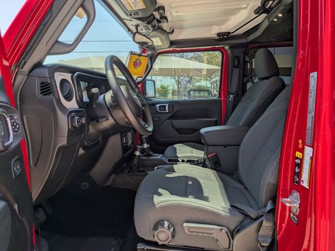 Used 2025 Jeep Gladiator Sport image 9