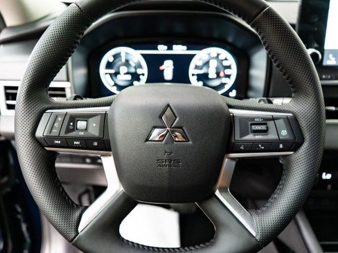 New 2025 Mitsubishi Outlander SE image 18