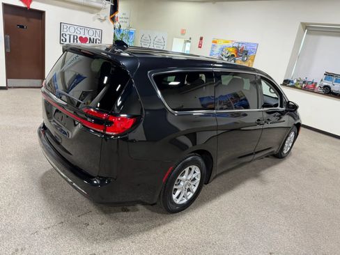 Used 2023 Chrysler Pacifica Touring-L FWD image 15