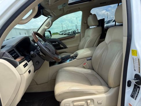 Used 2017 Lexus LX 570 4WD w/ Luxury Package image 5