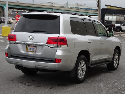 Used 2018 Toyota Land Cruiser image 7