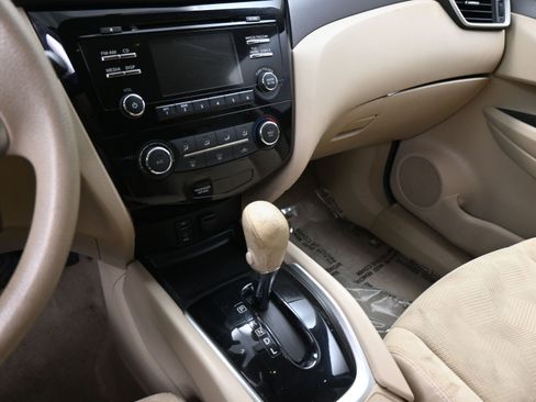 Used 2015 Nissan Rogue S w/ S Family Package image 13