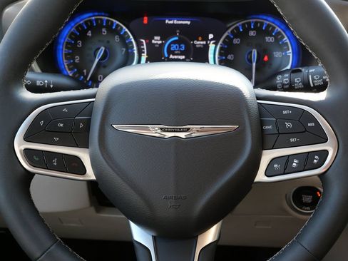 Used 2024 Chrysler Pacifica Touring-L FWD image 20