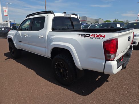 Used 2017 Toyota Tacoma TRD Sport w/ Tow Package (A/T) AWD/4WD image 5