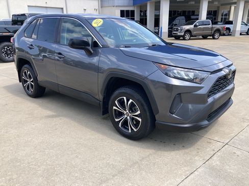Used 2022 Toyota RAV4 LE FWD image 3