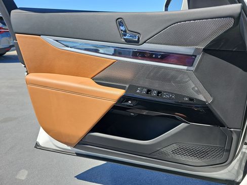 Used 2023 BMW 740i image 27