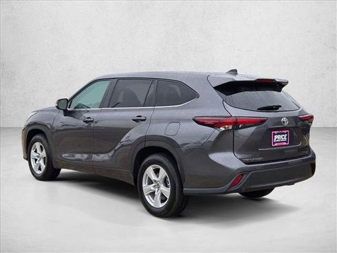 Used 2025 Toyota Highlander LE FWD image 8