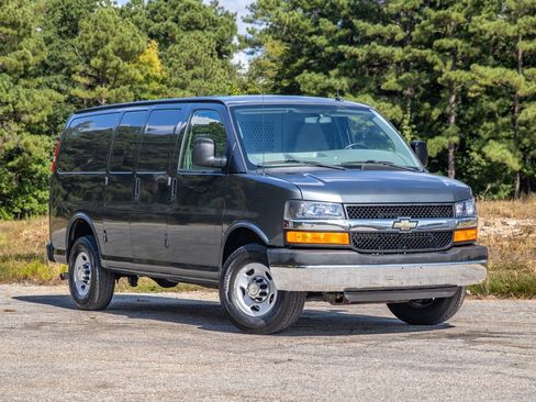 Used 2014 Chevrolet Express 2500 image 3