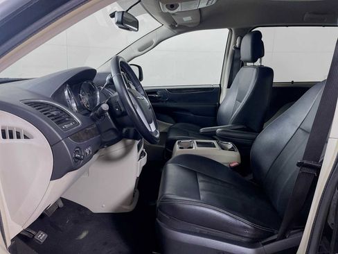 Used 2015 Chrysler Town & Country Touring image 18