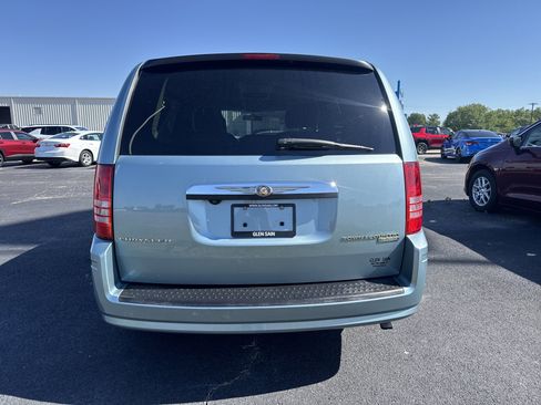 Used 2009 Chrysler Town & Country Touring FWD image 4