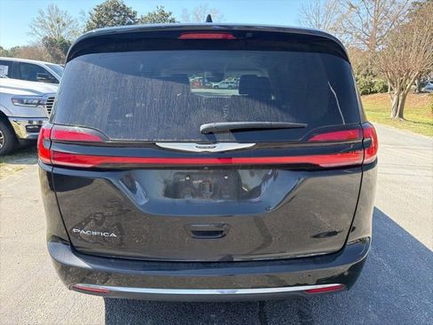 Used 2023 Chrysler Pacifica Touring-L image 4