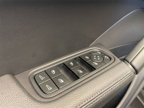 Used 2025 Porsche Cayenne image 23