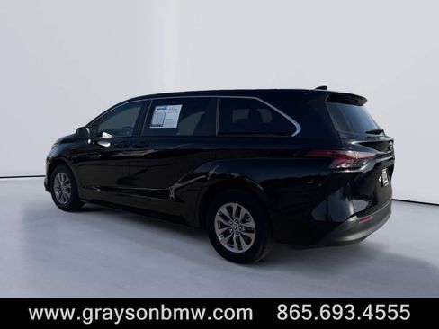 Used 2024 Toyota Sienna LE FWD image 5