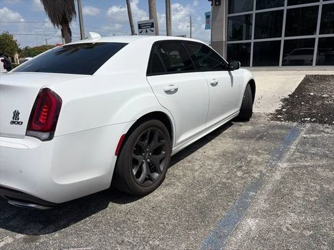 Used 2022 Chrysler 300 Touring L RWD image 4