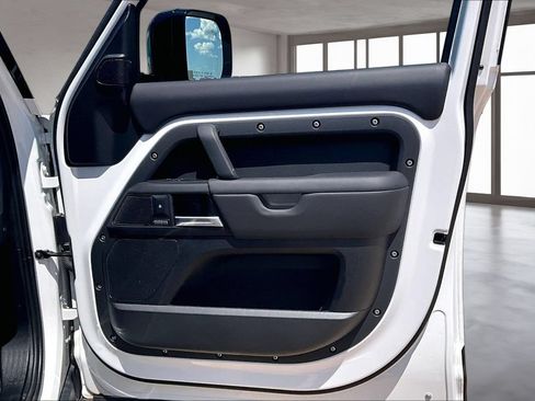 Certified 2025 Land Rover Defender 130 X-Dynamic SE AWD/4WD image 18