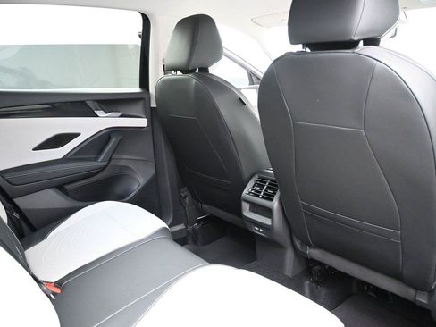 Used 2025 Volkswagen Tiguan SE AWD/4WD image 21