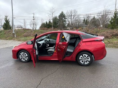 Used 2018 Toyota Prius Three w/ Advanced Technology Package image 15