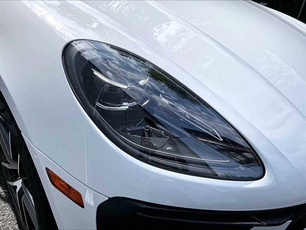 Certified 2026 Porsche Macan AWD/4WD image 30