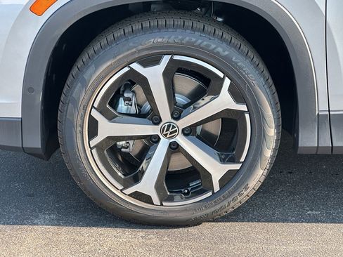 New 2025 Volkswagen Tiguan SE image 6