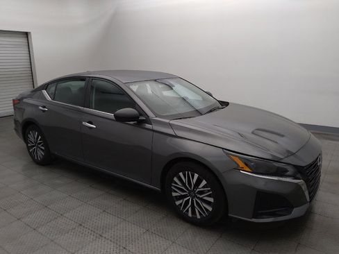 Used 2025 Nissan Altima 2.5 SV FWD image 11