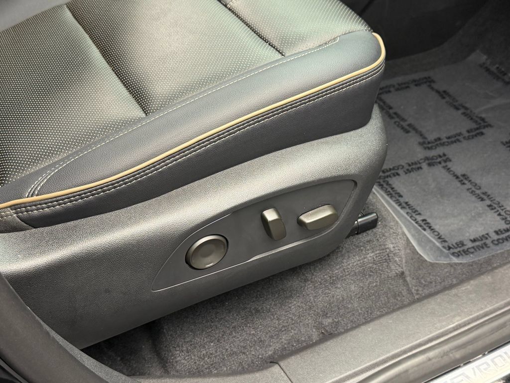 Used 2025 Chevrolet Traverse High Country FWD image 12
