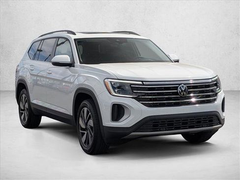 Used 2024 Volkswagen Atlas SE w/ Panoramic Sunroof Package image 3
